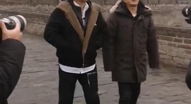 高晓松与郑钧街头热聊,暴瘦26斤颜值大增,被调侃撞脸吴亦凡