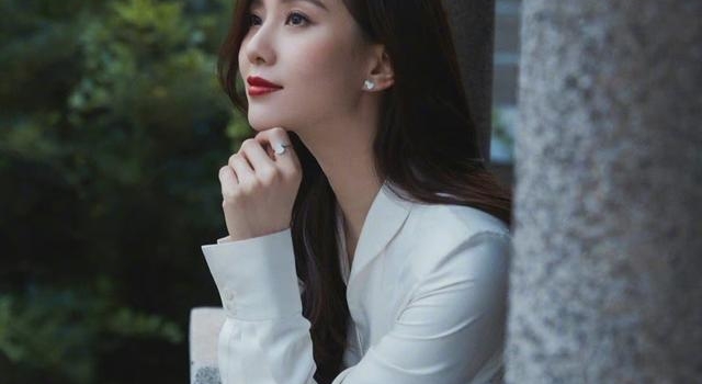 杨幂调侃刘诗诗上热搜,女神这些年去哪了呢?
