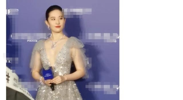 刘亦菲生图曝光,穿V领秀蜂腰好身材,却被批身材健硕胳膊太粗?