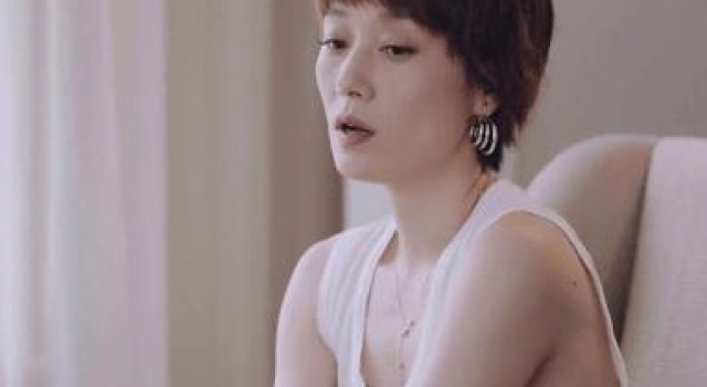 马伊琍在片场吞云吐雾似老烟枪,郭德纲都曾劝她少抽,对孩子不好
