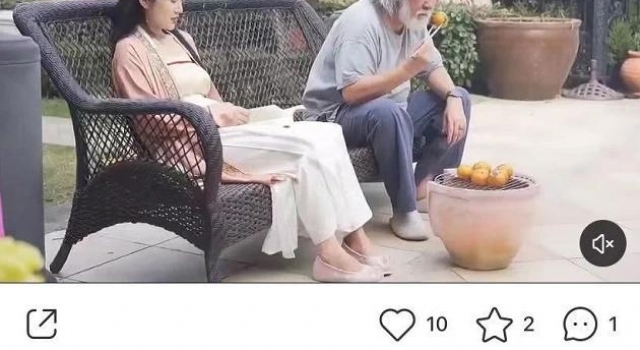 相敬如宾恩爱非常,杜星霖为老公端茶,张纪中为爱妻烤橘子