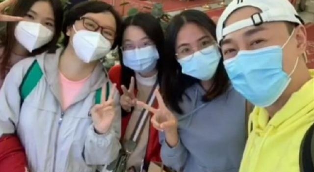 林峯懒理张馨月“炫富风波”现身机场,大方与粉丝合影还嘘寒问暖