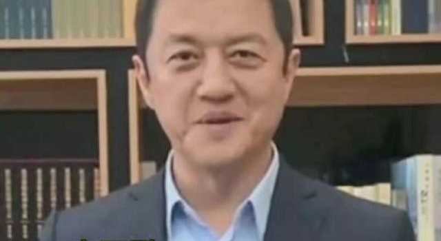 李亚鹏生图,素颜憔悴似老头,网友:眼袋可做皮带了