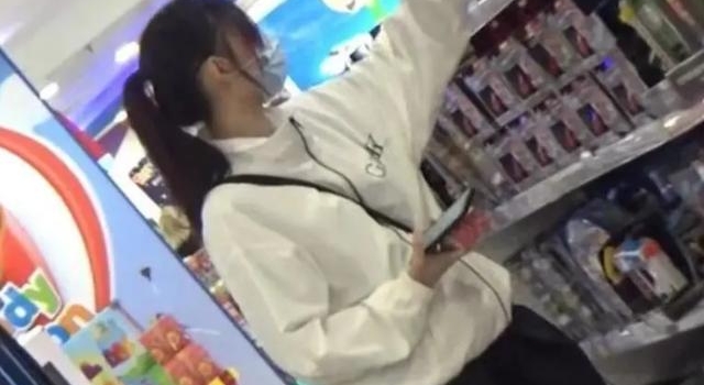 张柏芝逛商场拼命扫货!全身挂满大小购物袋,模样太狼狈不顾形象
