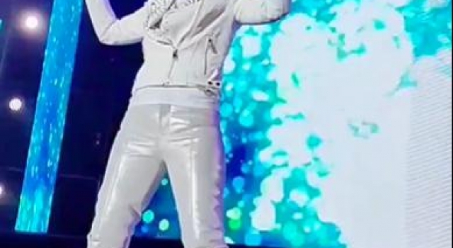 51岁潘美辰现身商演,中性风格受争议33年,不惧流言现仍单身