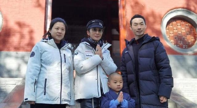 52岁女神张敏如今瘦骨如柴 双腿纤细似“骷髅”