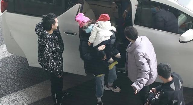 章子怡抱胖儿子下车被累垮!戴粉帽子好少女,大女儿气场足更抢眼