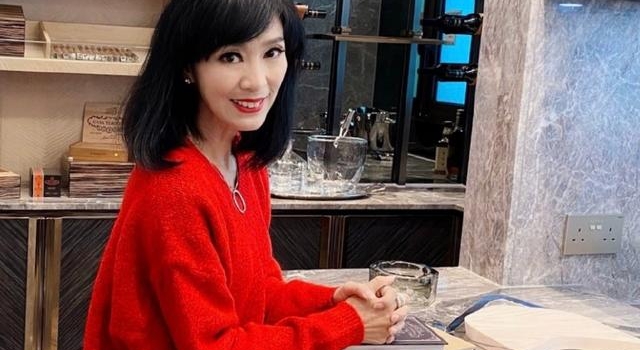 65岁米雪晒贵妇下午茶,一个盘子价格六千块,脖子皱纹暴露年纪