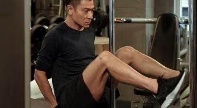 刘德华健身照罕露出,青筋凸起肌肉明显,曾为演唱会练出八块腹肌