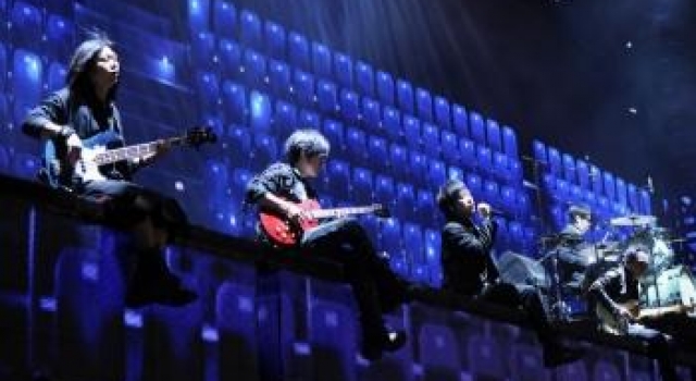五月天跨年开唱隔离者到场 警方突击现场带离