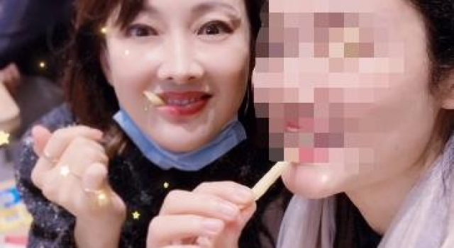 47岁牛莉吃快餐被拍,眼眶深陷青筋暴起显老,魔鬼身材却似少女