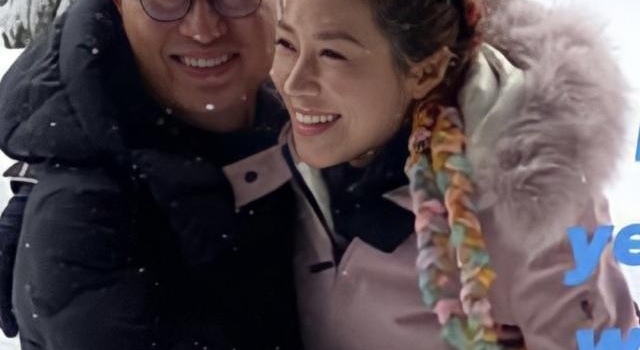 徐子淇晒和丈夫合照,在丈夫怀中甜笑,少女模样难怪备受宠溺