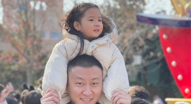 主持人刘彦池晒迪士尼游玩照,老公,女儿,妈妈,婆婆一起出镜