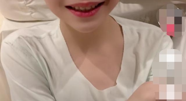 杨烁老婆晒儿子近照,颜值高被赞像混血儿,9岁已有超模范