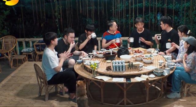 自律不是装的!蘑菇屋首次出现小龙虾,张艺兴的吃相引热议