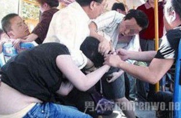 买房压力大 男子公交上狂殴邻座小孩