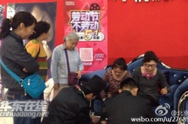 彪悍的中国大妈累晕擦鞋小帅哥 网友：大妈你赢了