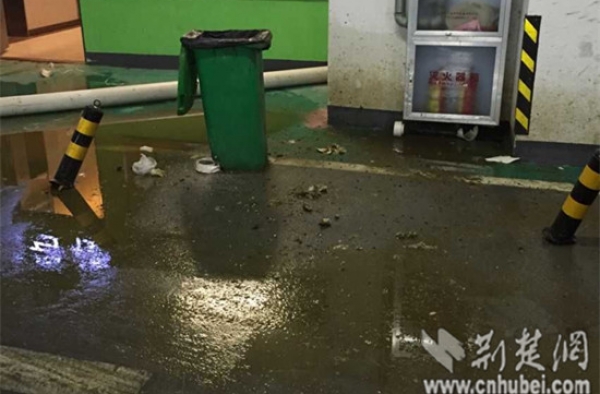 汽车洗“大便澡”这酸爽 系地下停车场排污管断裂