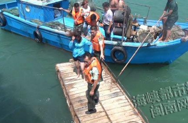 5人划船游玩惠安看海被困 男子游200米求助