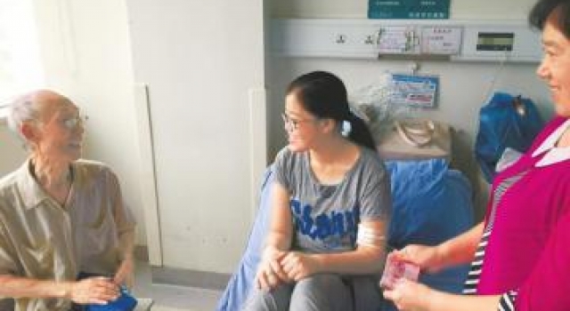 91岁老人资助19岁患癌少女四年学费！