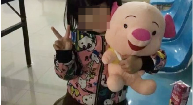 3岁女童打破商店杯子父母独自离去：碎了把孩子赔给你
