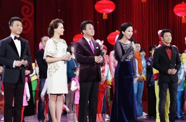 春晚联排6名主持人亮相安检严苛 神秘欧巴李敏镐再次现身