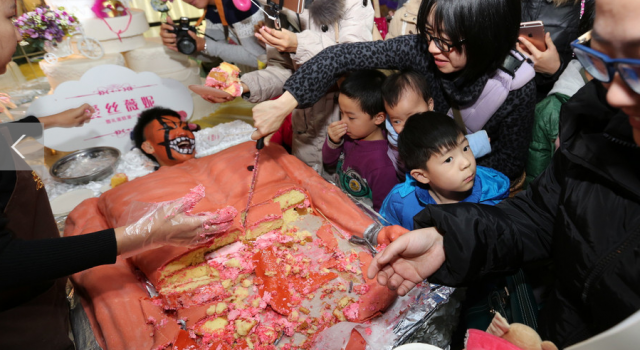 沈阳蛋糕店重口味“人肉蛋糕” 随意“肢解”吓坏小孩子