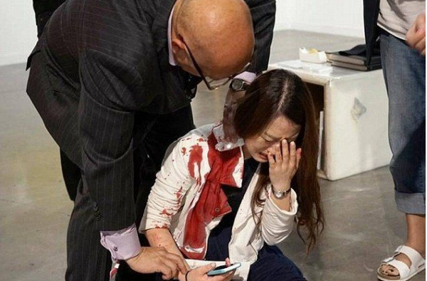 艺术展上一女子被刺 观众误以为行为艺术袖手旁观
