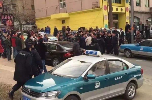 青岛举办“零元拼车”活动 出租车司机围攻专车车主