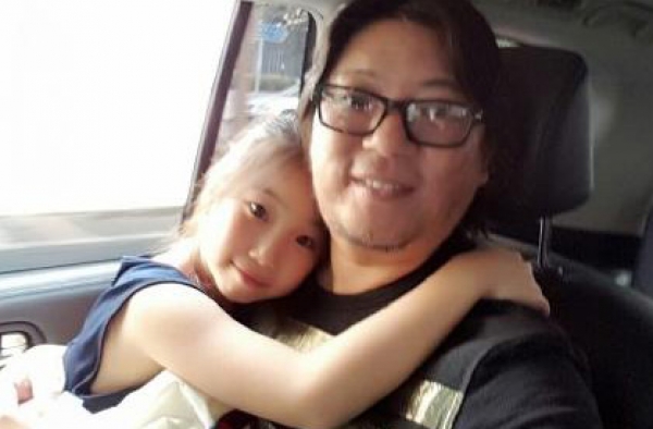 高晓松晒女儿庆生合照 网友调侃：长相幸亏没随你