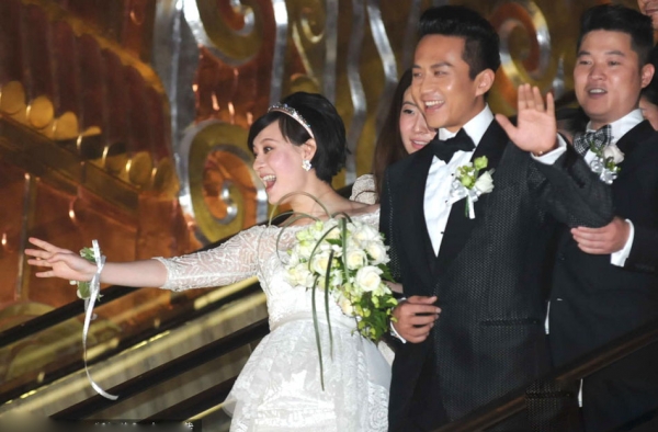 邓超婚礼现场感人尴尬瞬间齐出 盘点明星结婚现场尴尬事