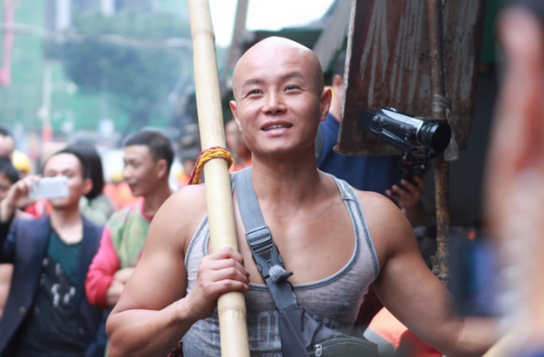《了不起的挑战》乐嘉化人气为力量 完美胸肌引女粉尖叫！