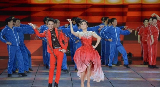 春晚拉链门惊爆全场 男演员忘拉拉链露出大鸟