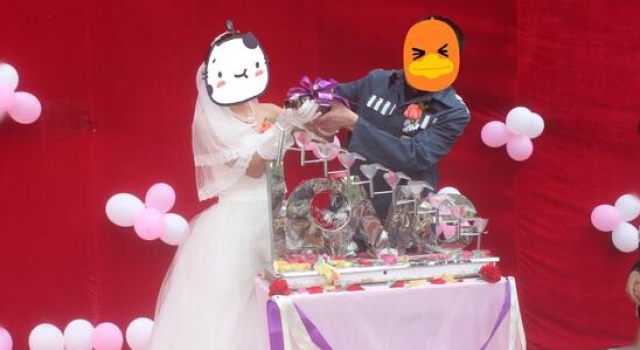 狱中婚礼:女子求婚入狱12年的男友 憧憬未来正常生活