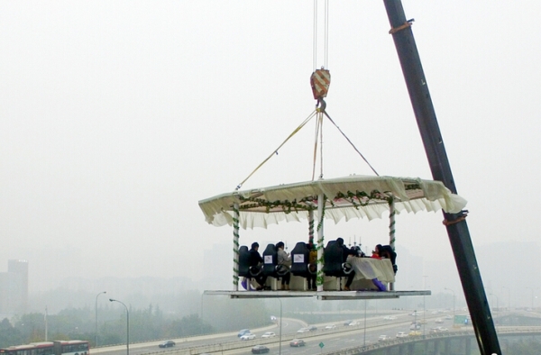 成都人用生命在吃饭 空中餐厅雾霾中开饭 悬空30米