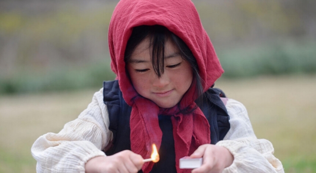 现实版“卖火柴的小女孩”天寒地冻小女孩卖火柴