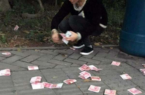 土豪任性!男子公交站撒万元现金走人 路人捡起没拿走
