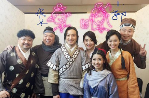 《武林外传》主演十年后再聚首 身穿戏服合影变样大