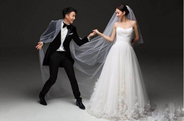 29岁弦子晒婚纱照宣布婚讯 非奉子成婚