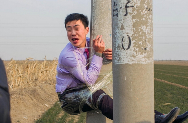 上不去下不来：山东新郎遭好友恶搞 被五花大绑电线杆