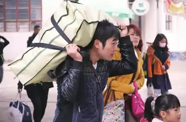 2016年图说春运：扛在肩膀上的回家路