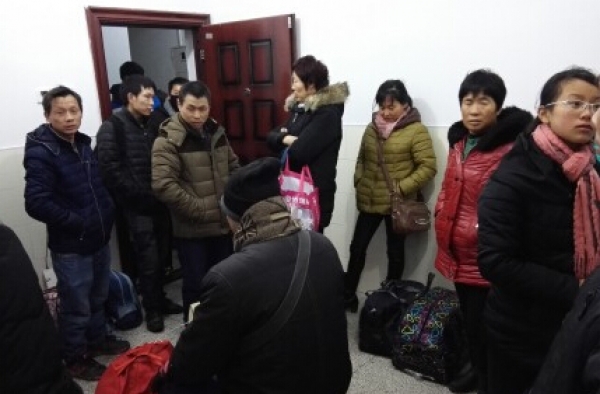 春运列车员报错站 百余人寒夜凌晨下错车滞留2小时