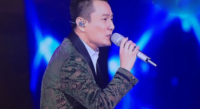 《我是歌手》第四季张信哲补位艰辛 带病坚持唱《信仰》