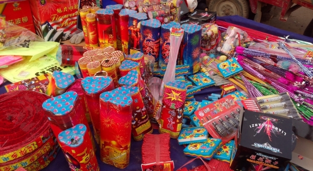 烟花爆竹安全常识要牢记：烟花爆竹产品在室外燃放