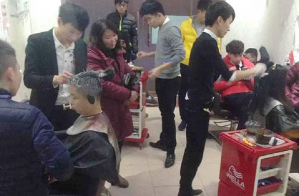 春节前夕理发店顾客爆棚 理发师忙到凌晨四点半才打烊