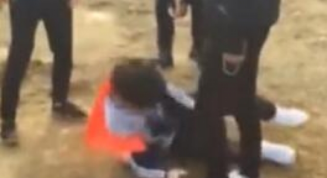 初中男生邀请女同学看电影 遭人嫉妒被跪地群殴