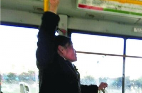 老人公交上吊单杠 司机劝阻反遭呛:不用你管摔了算我的