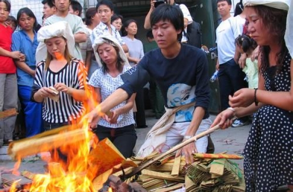 清明烧纸的那些事儿：华夏民族的传统祭祖节日