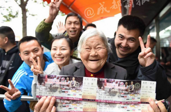 8旬老太为工作忙的儿子买票 凌晨排队数百球迷让其插队