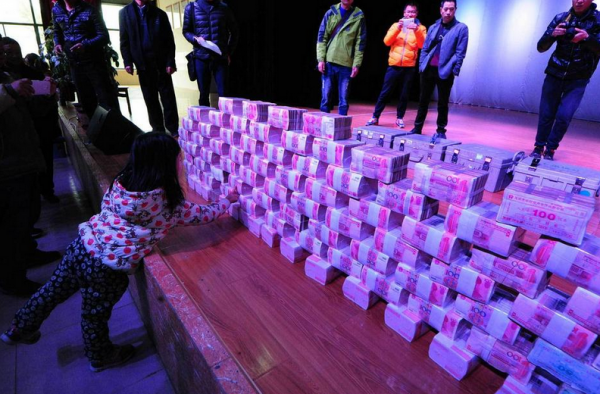 昆明村当众分红1000万现金 再见“钱山”羡煞旁人